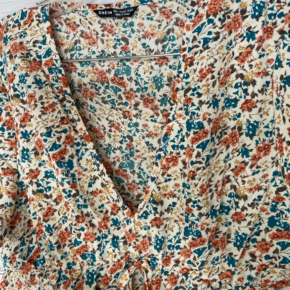 Shein floral blouse. Size L - Picture 2 of 8